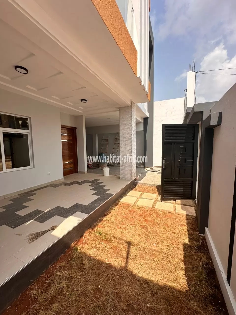 Magnifique Villa Duplex avec Piscine à Léo 2000