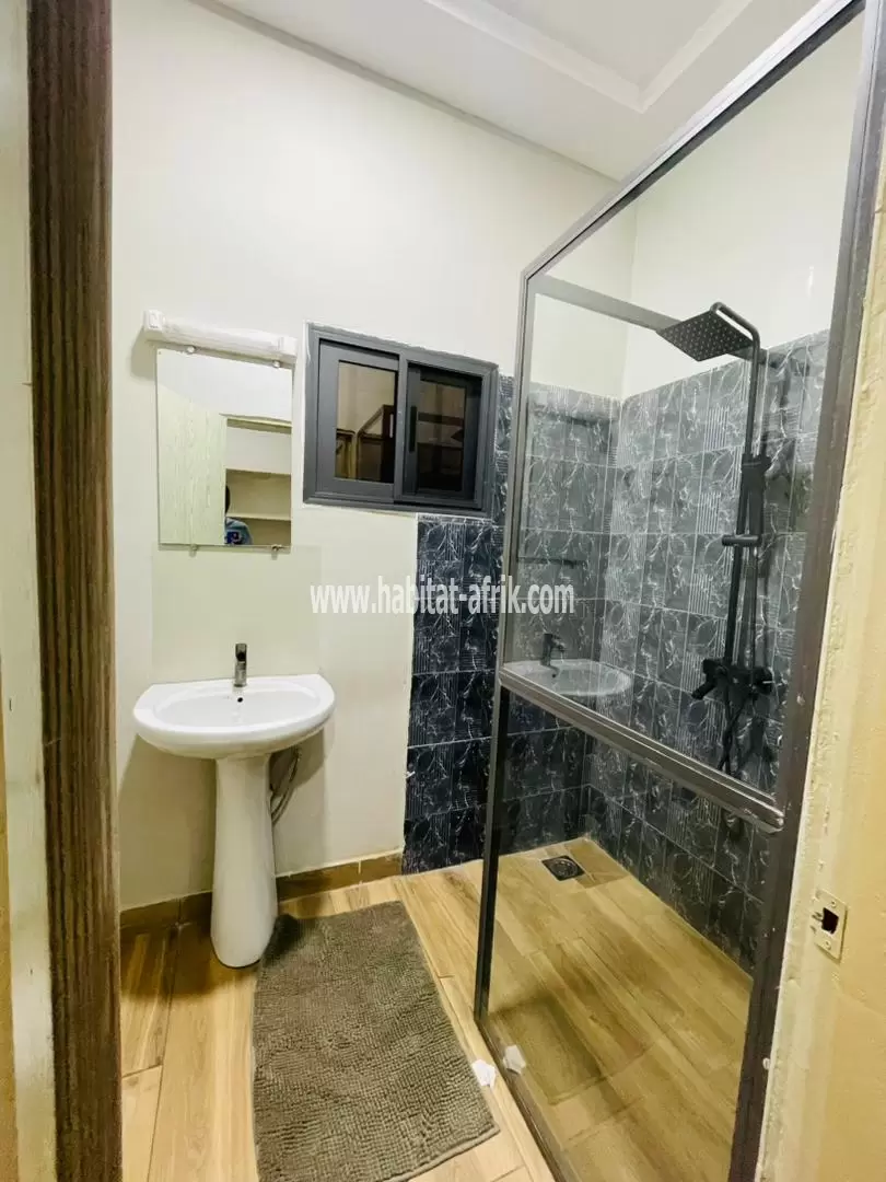 Location Meublée : Ch. Salon à ADEWUI