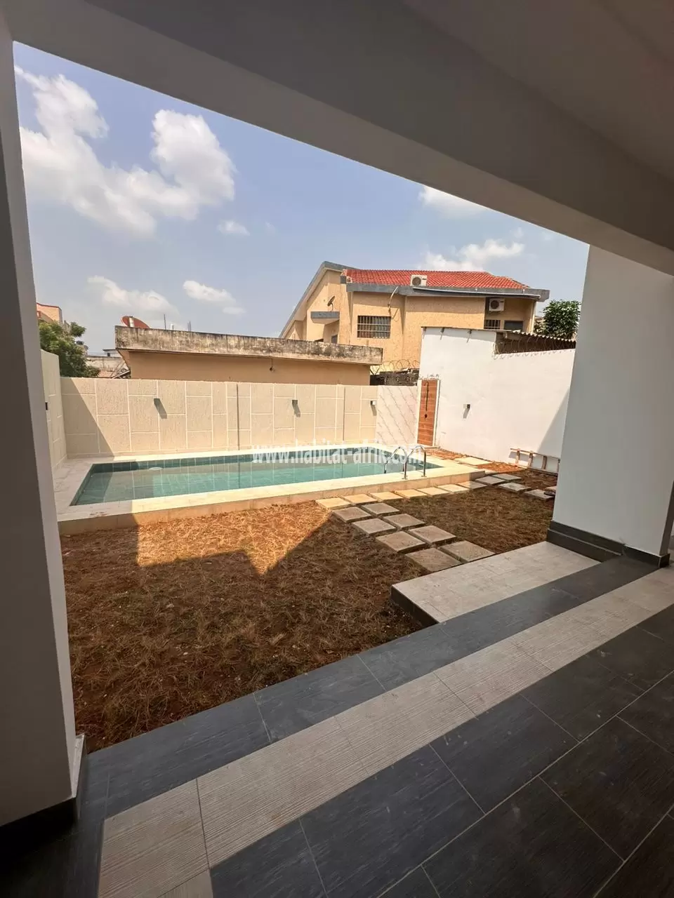 Magnifique Villa Duplex avec Piscine à Léo 2000