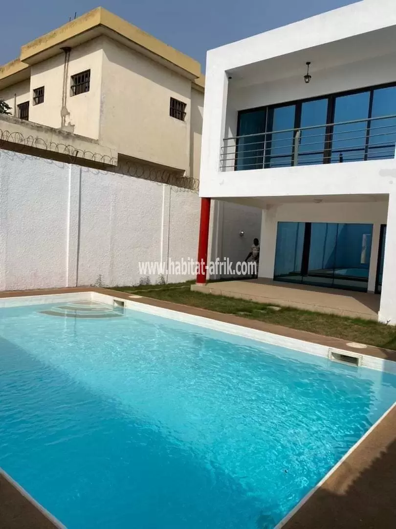 VILLA DUPLEX AVEC PISCINE À LOUER CHEZ SANGENIS IMMO