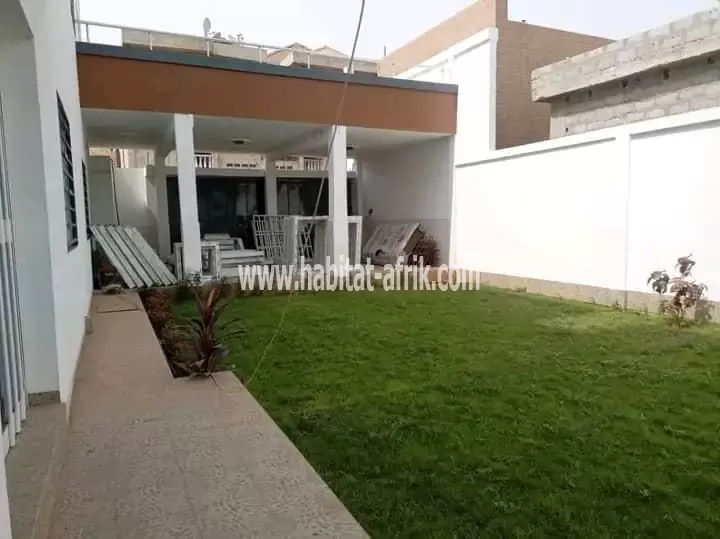 Villa Triplex en Vente à Lomé-Avénou