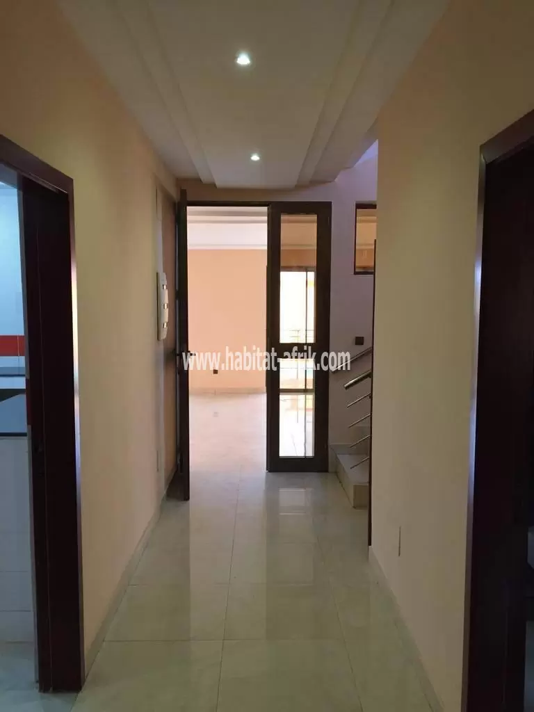 LOCATION : VILLA DUPLEX AVEC PISCINE À BAGUIFA