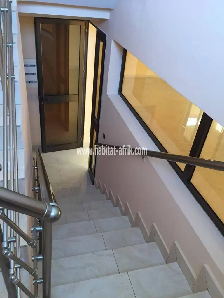 LOCATION : VILLA DUPLEX AVEC PISCINE À BAGUIFA