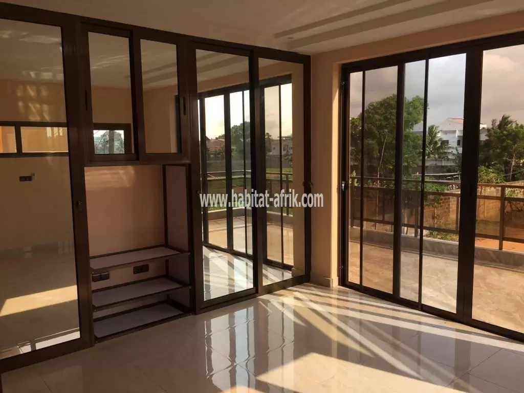 LOCATION : VILLA DUPLEX AVEC PISCINE À BAGUIFA