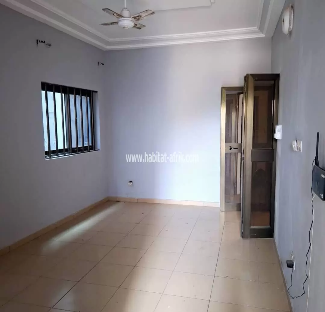 Je mets en location une maison de cinq (5) chambres salon à Agbalepedo lome togo