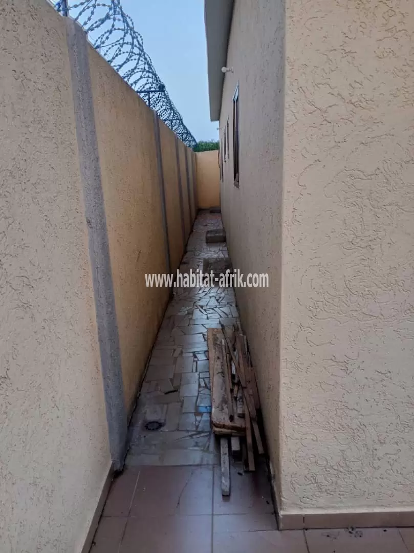 Je mets en vente une maison de 3 chambres sur demi lot a djagble abolave lome togo