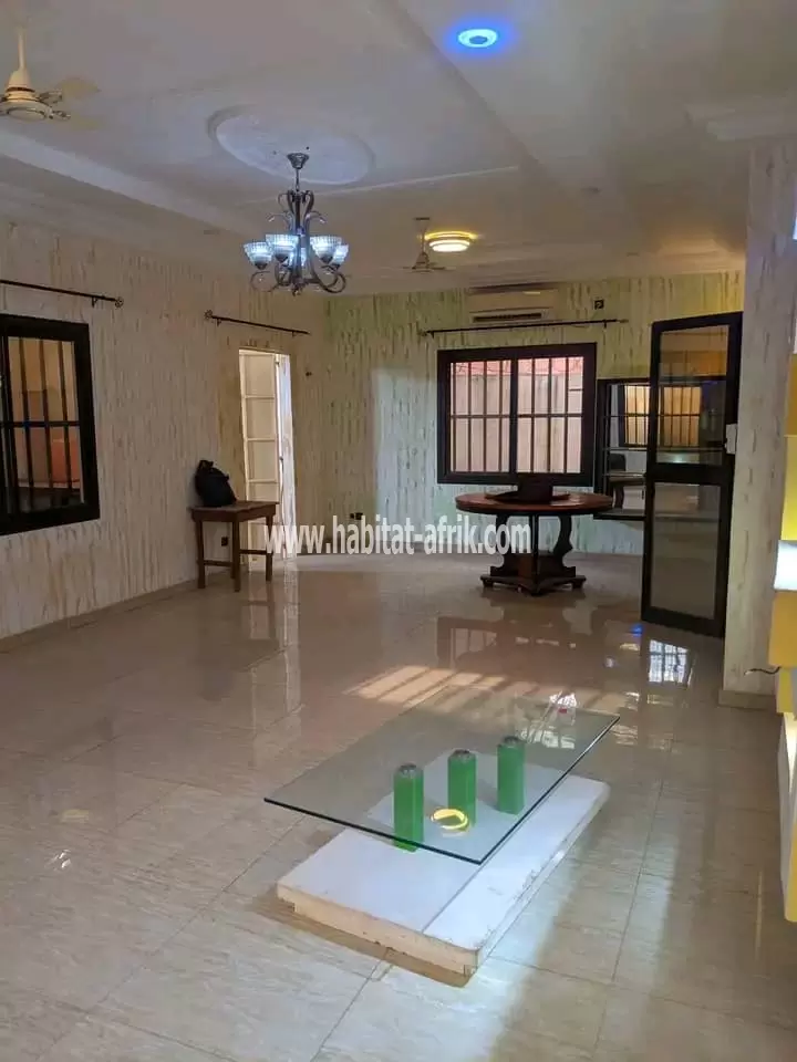 je mets en vente une maison sur demi lot deux (2) chambres à adidogome ipg lome togo