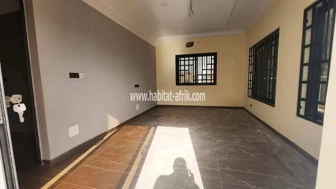 Je mets en vente une villa duplex de 4 chambres a atsiegou, 150 mètres du goudron lome togo