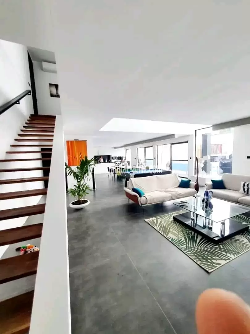 Je mets en vente une maison de trois chambres super clean meublé à sanguera lome togo