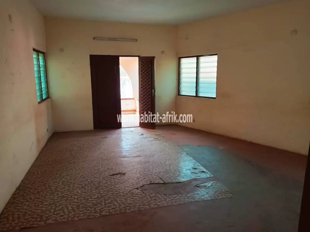 Je mets en vente une maison de trois (3) chambres salon sur demi lot a adidogome lome togo