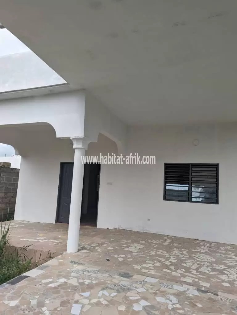 Je mets en vente une maison de 2 chambres salon sur demi lot a togokome 150 mètres du goudron lome togo