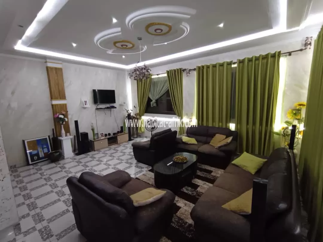 Je mets en vente une villa duplex de 8 chambres 2 salon au CEG baguida lome togo