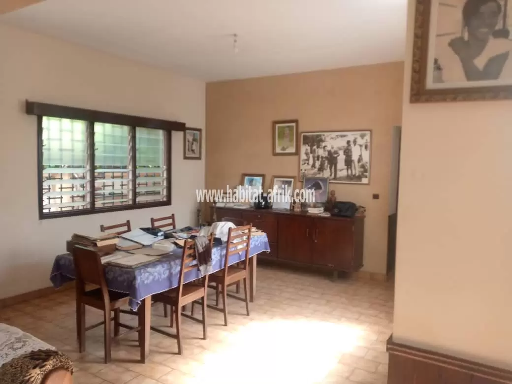 Je mets en vente une maison sur un (1) lot trois (3) chambres salon deux (2) dépendances magasin et boutique à hedzranawoe bass bonfoh