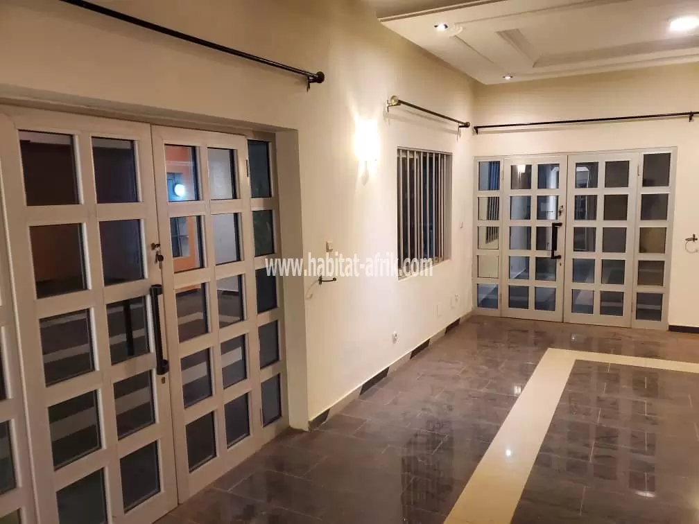 Je mets en vente une villa duplex de 5 chambres salon sur demi carré à Kegué Kelegougan 20m du goudron lome togo