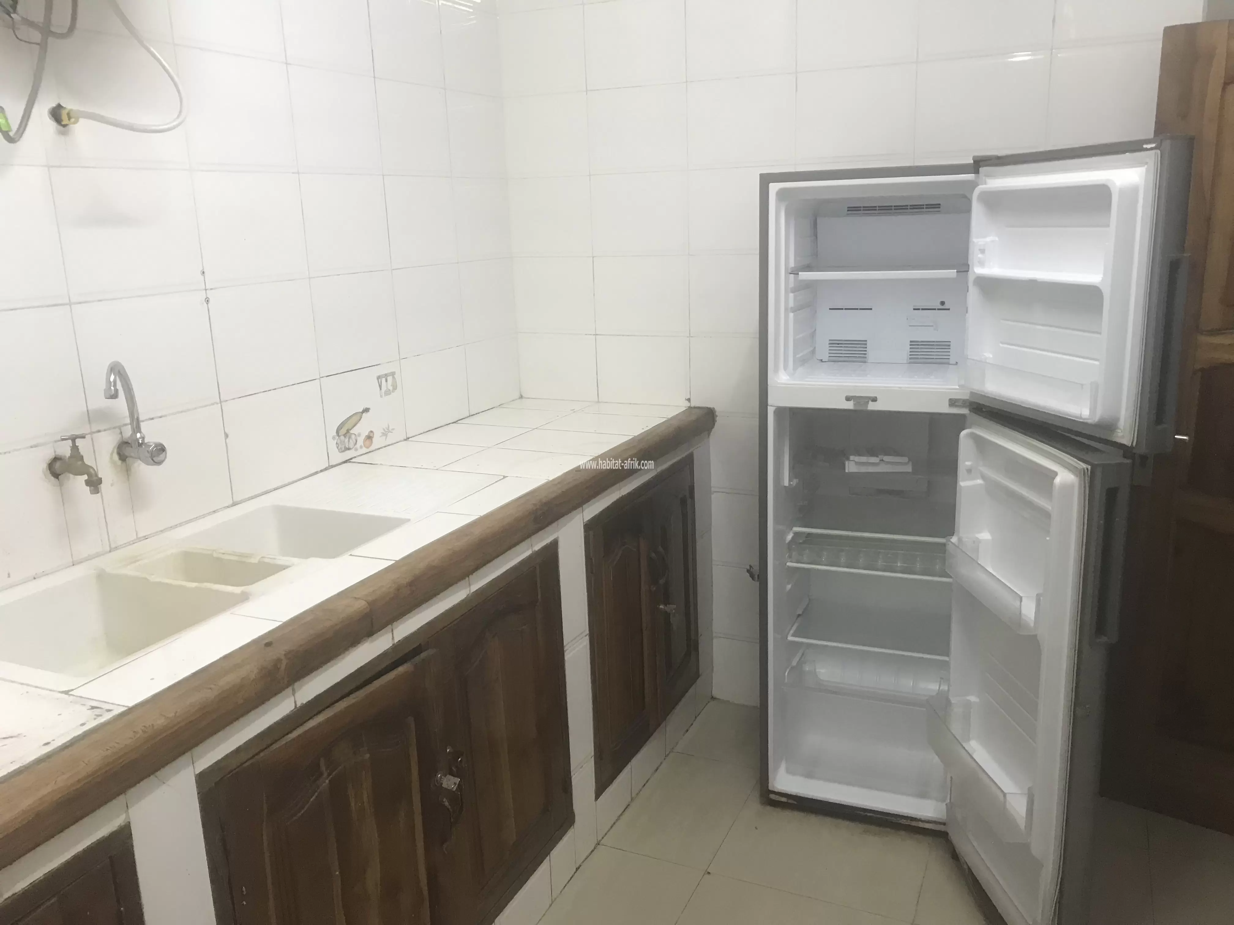 Je mets en location une maison meublée de quatre (4) chambres salon à atsiegou togo2000 à côté de la station d’essence fastar lome togo