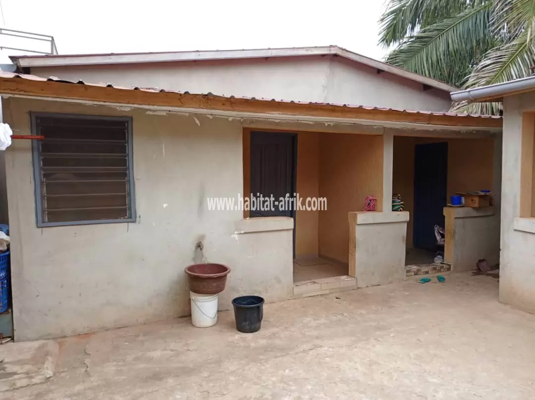 Je mets en vente une maison de location sur 300 mètres carrés située a agoe demakpoe lome togo