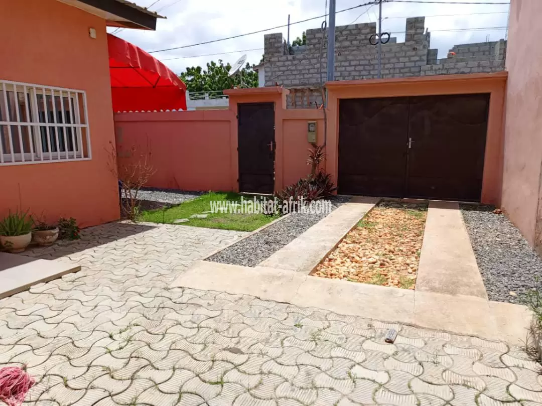 Je mets en location une villa meublé de 02 chambre salon 2wcd interne cuisine avec un garage pour 02 voiture à adidogome cité mokpokpo