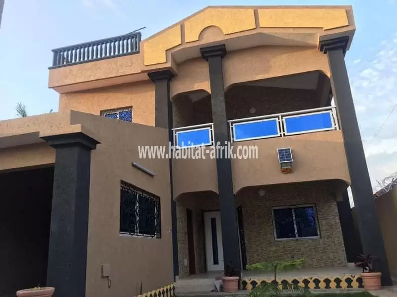 Je mets une   LOCATION VILLA DUPLEX     Kegue kpatcha - 450k- 05 chambres  MAISON DUPLEX 05 CHAMBRES ET 01 DÉPENDANCE AVEC JARDIN GARAGE POUR 2 VOITURE AU QUARTIER KEGUE KPATCHA 14 VILLA LOME TOGO  AU REZ-DE-CHAUSSÉE  01 CHAMBRES ( SALON CLIMATISÉ ) CUISI