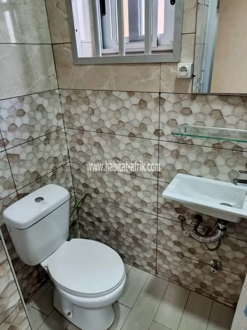 Je mets en location une belle villa meublée de trois (3) chambres salon équipée à adidogome cité mokpokpo lome Togo 