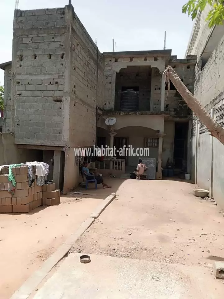 Je mets en vente une maison duplex à agbata catholique 2 chambres salon au rez achevé et 2 chambres salon à l’étage inachevé LOME Togo 