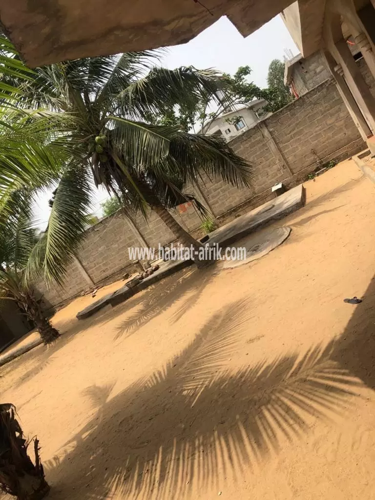 Je mets en vente une maison duplex de 3 chambres salon au rez à Avepozo LOME Togo