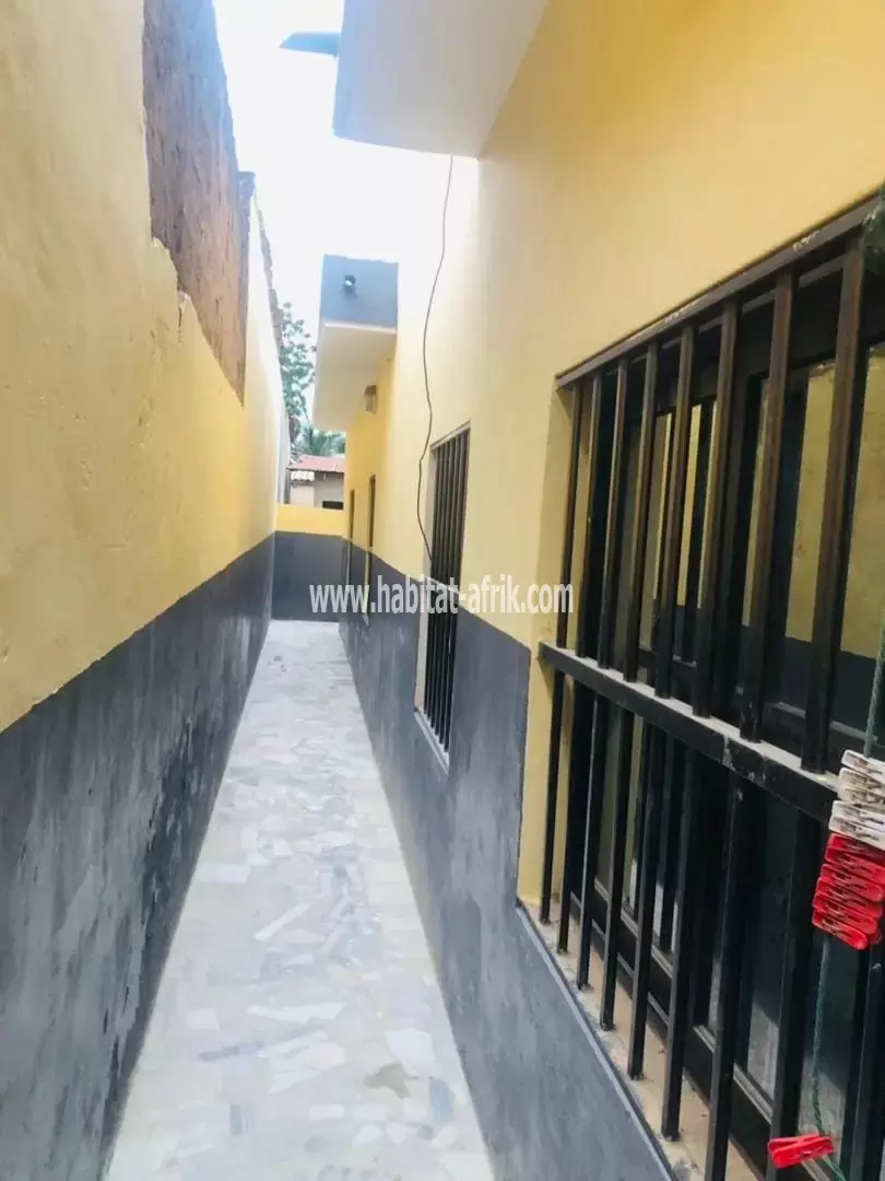 Je mets en vente une maison sur un quart de lot avec trois (3) chambres salon à adidogome Amadanhome lome togo 