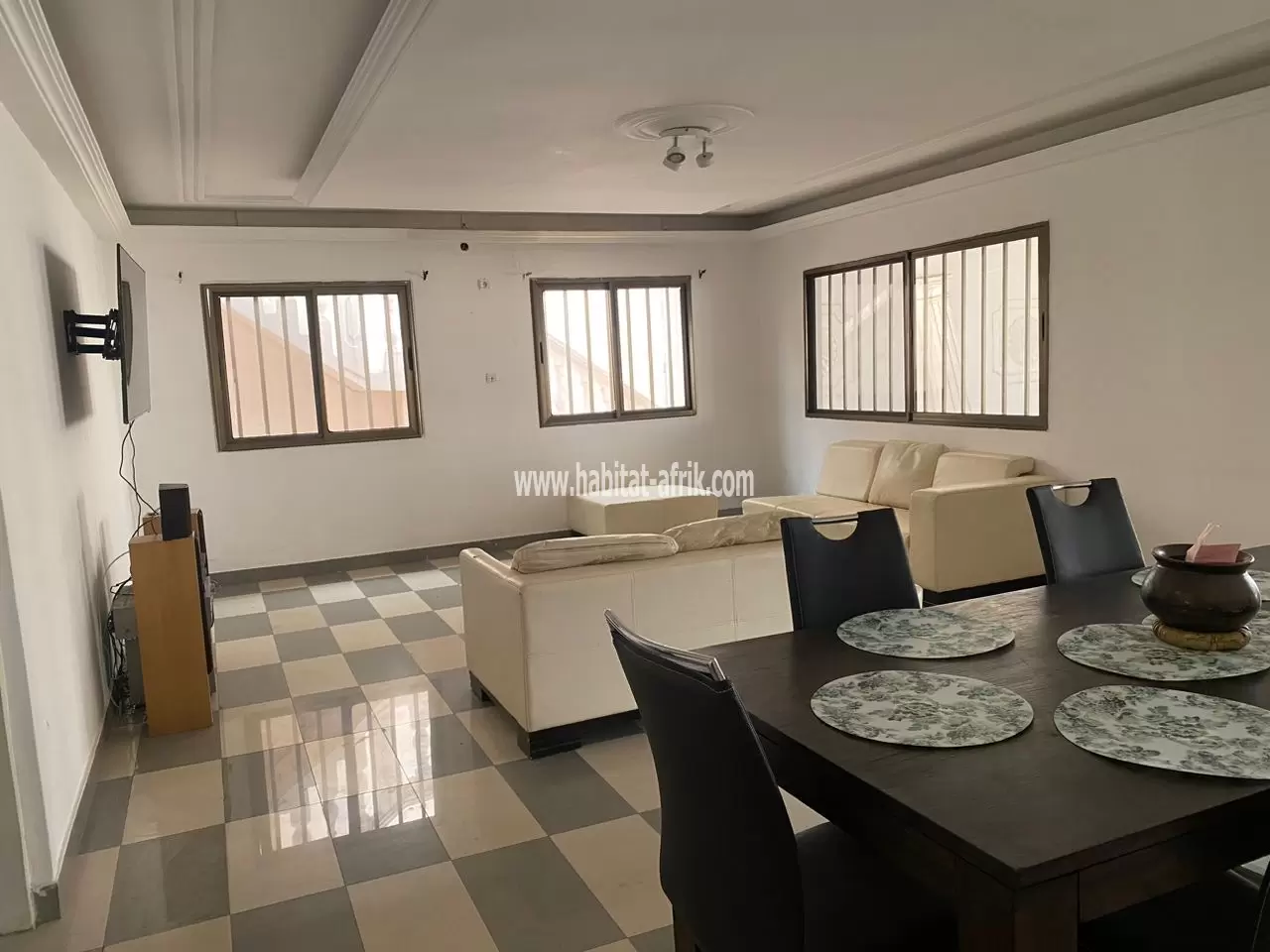 Je mets en location une villa meublée deux quatre (4) chambres deux (2) salon équipée à Forever lome togo