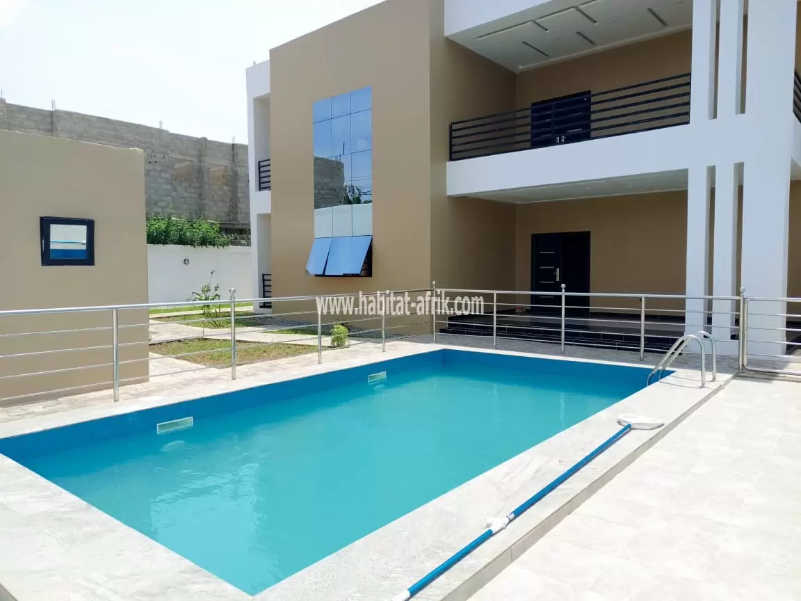 Je mets en location une villa meublée de 4 chambres jardin piscine à agodeke LOME togo 