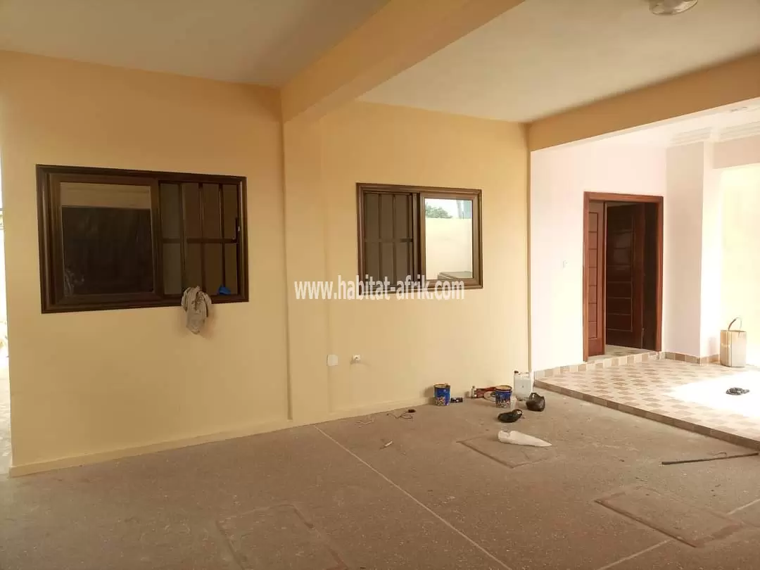 Je mets en location une villa duplex non meublée de 4 chambres salon toutes autonomes avec placard à adidogome derrière la cité mokpokpo LOME togo