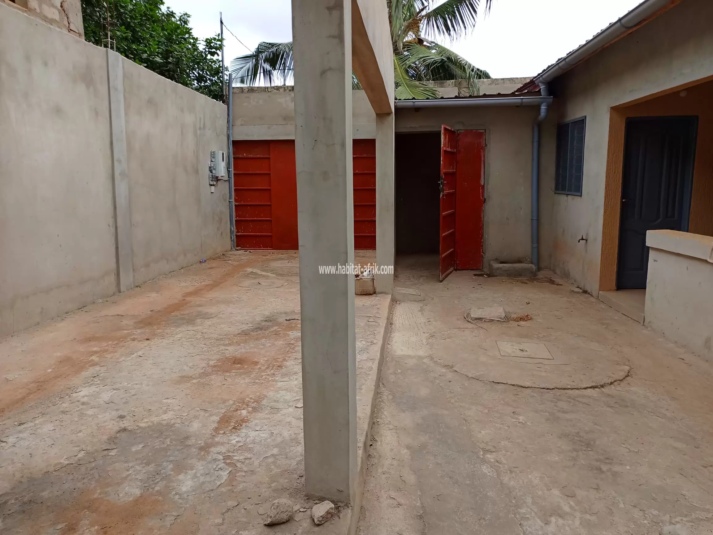 Je mets en vente une maison de location de 2 fois chambre salon et 2 fois pièce interne à AGOE demakpoe juste 150m du goudron LOME togo 