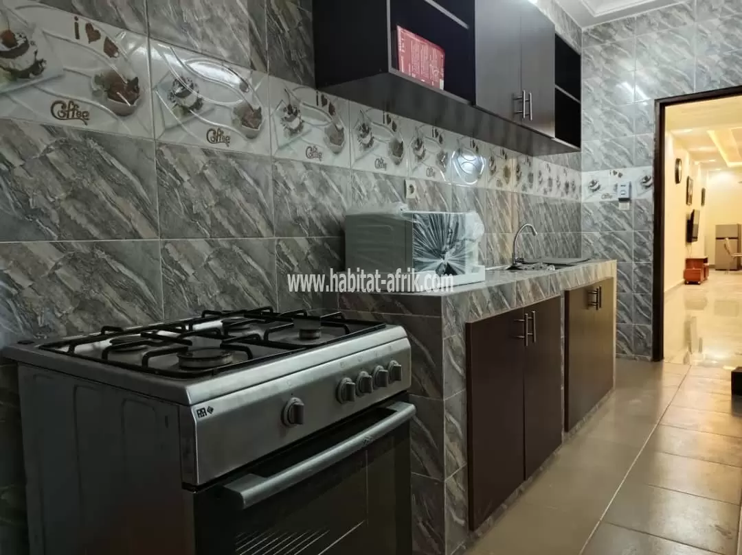 A louer appartement meublée cour unique à l’étage de 2 chambres salon à Avedji cito 200m du goudron lome togo 
