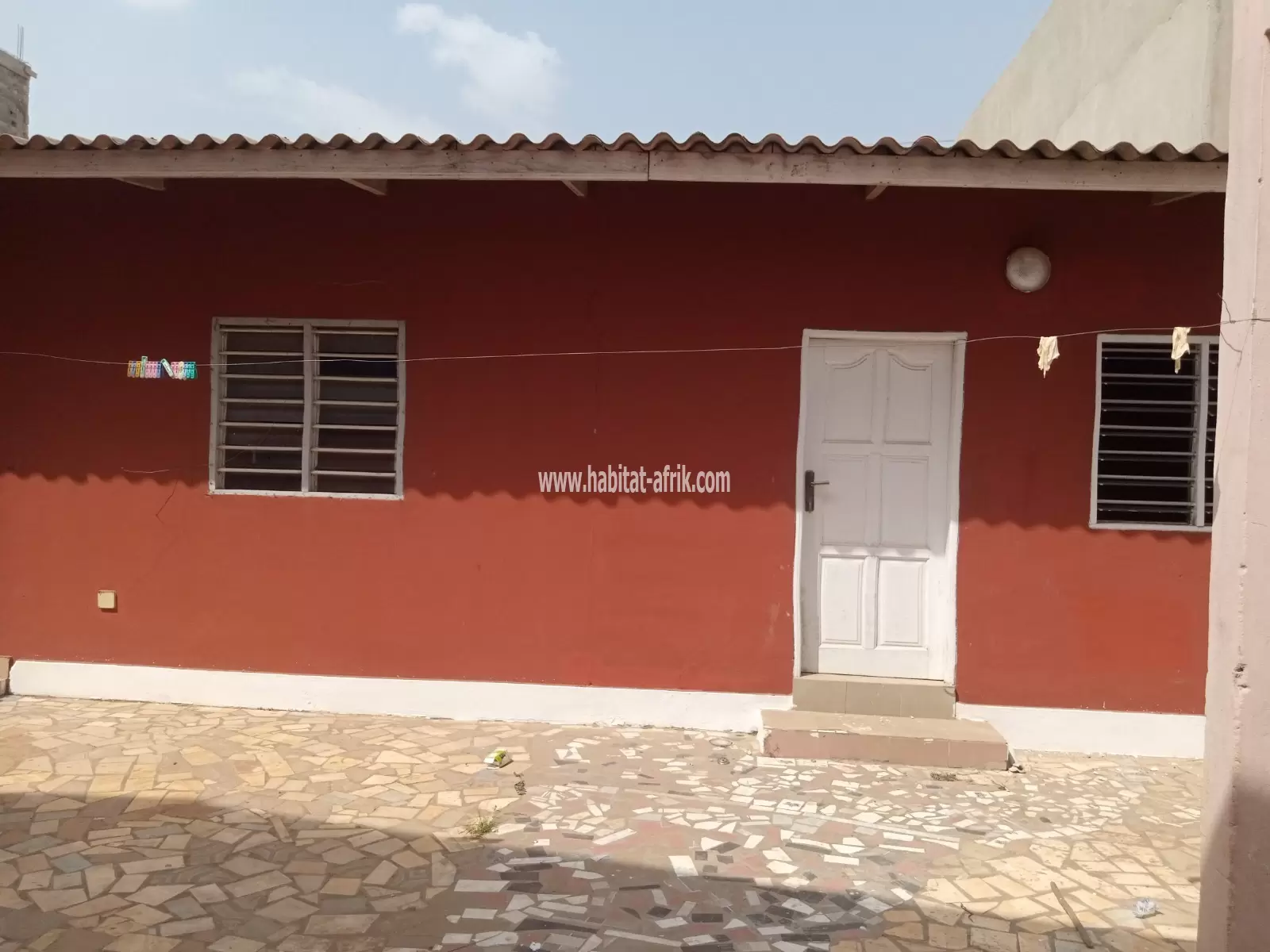 A louer appartement cour unique à l’étage de 2 chambres salon et 2 dépendances à adidogome lankouvi cite non loin du carrefour avoudé lome togo 