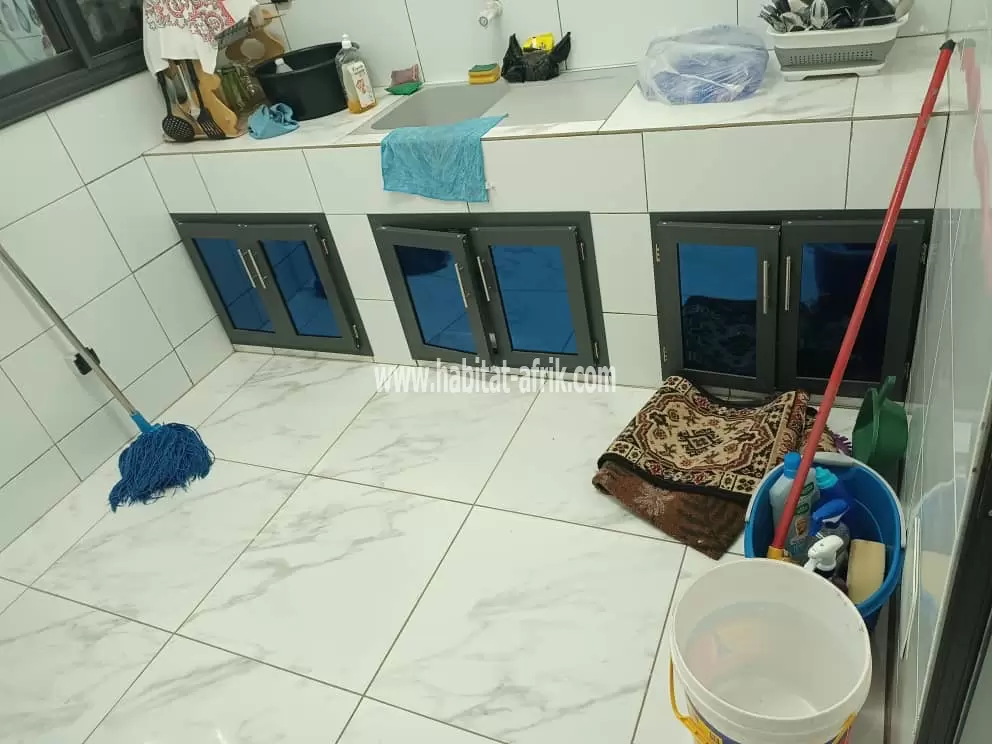 A louer un appartement de 2 chambres salon autonome à 450m du goudron sanguera maco lome togo