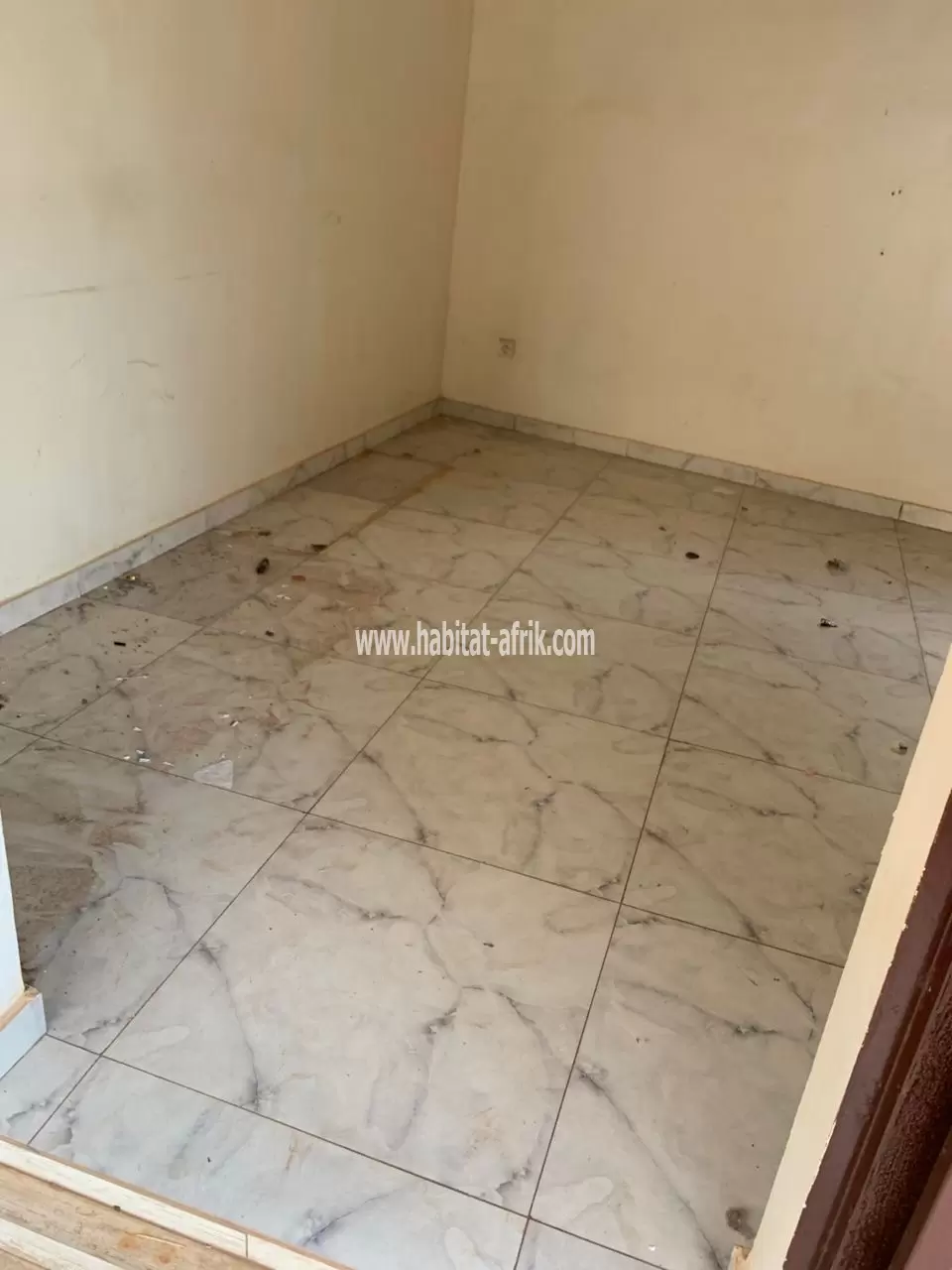 Boutique a louer avec dwc situé non loin du carrefour logote lome togo