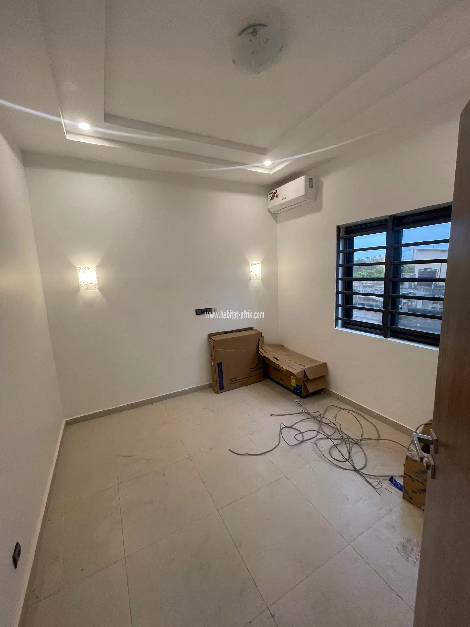 A Louer appartement cour unique seul a l’étage composé de 3 chambres salon et une dépendance à franciscain derrière les rails lome togo