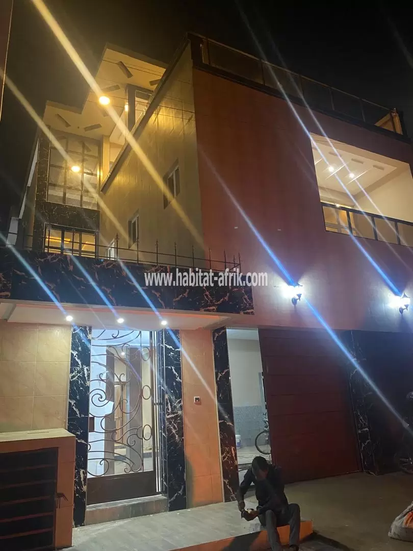 Je mets en vente une villa avec piscine a kegue stade de 5 chambres 2salon lome Togo 