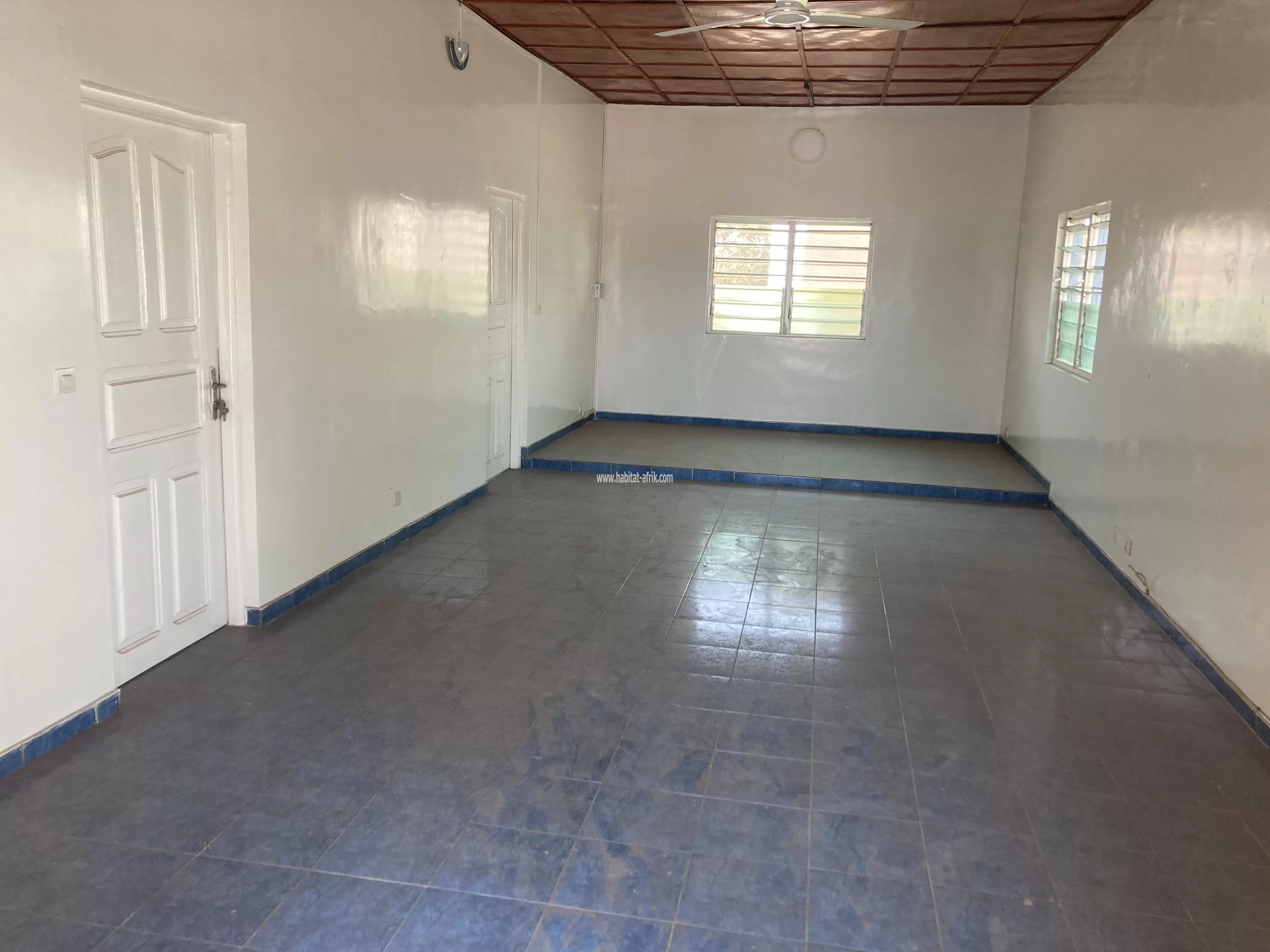 Je mets en location un appartement anglais cour unique a l’étage de 2 chambres salon wcd cuisine terrasse balcon paillote derrière la foire togo2000 lycée technique atsiegou lome togo