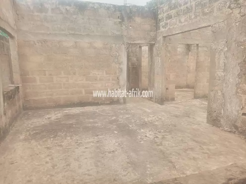 Je mets en vente une maison inachevée de 3 chambres salon dépendance à adidogome logote marché lome togo