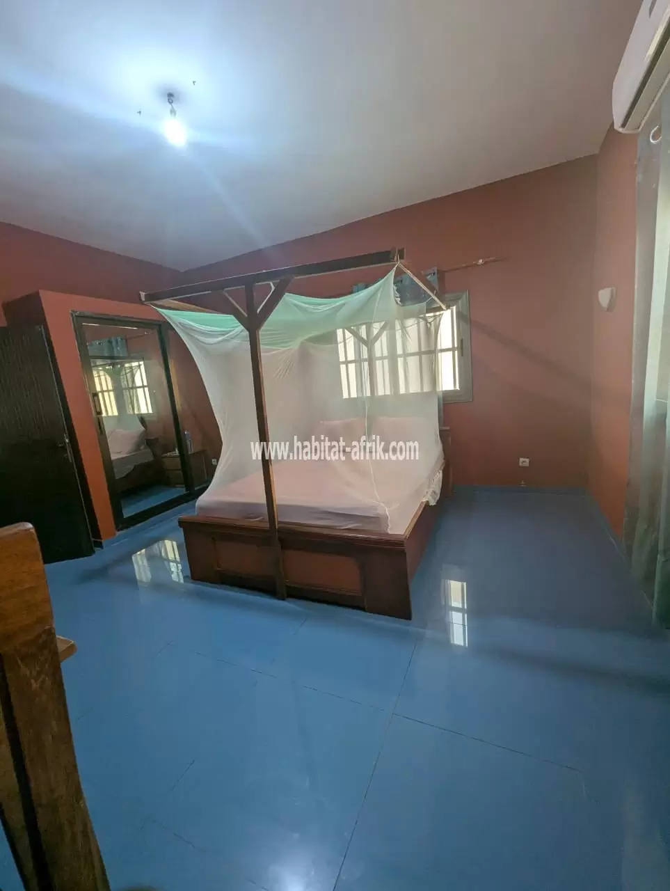 Je mets en vente une villa duplex de 4 chambres salon avec un grand espace et un joli jardin fleuri à baguida 350m du goudron lome aneho