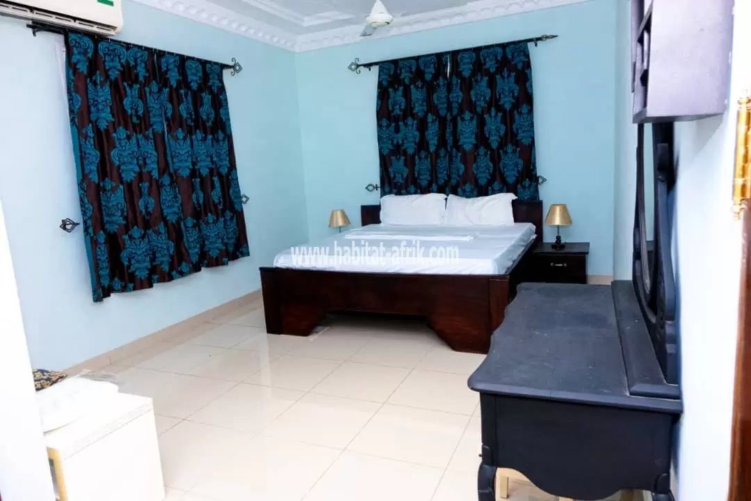 Je mets en location une maison de vacances (villa meublée) située dans la zone aeroport composée de 3 chambres salon équipée propre lome togo