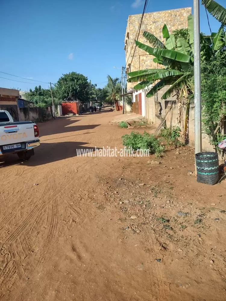 Je mets en vente une parcelle de terrain deux (02) lots collé clôturé a agoe 2lions lome togo