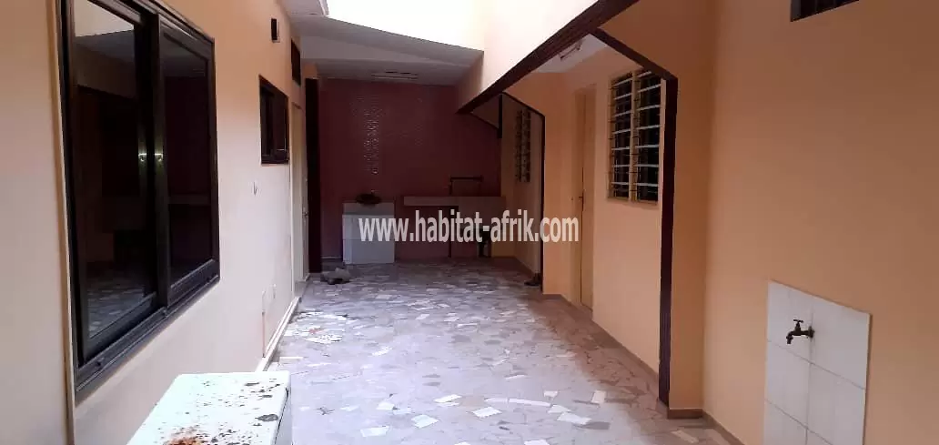 Je mets en location une villa duplex de 4 chambres salon autonome à cito aéroport lome togo