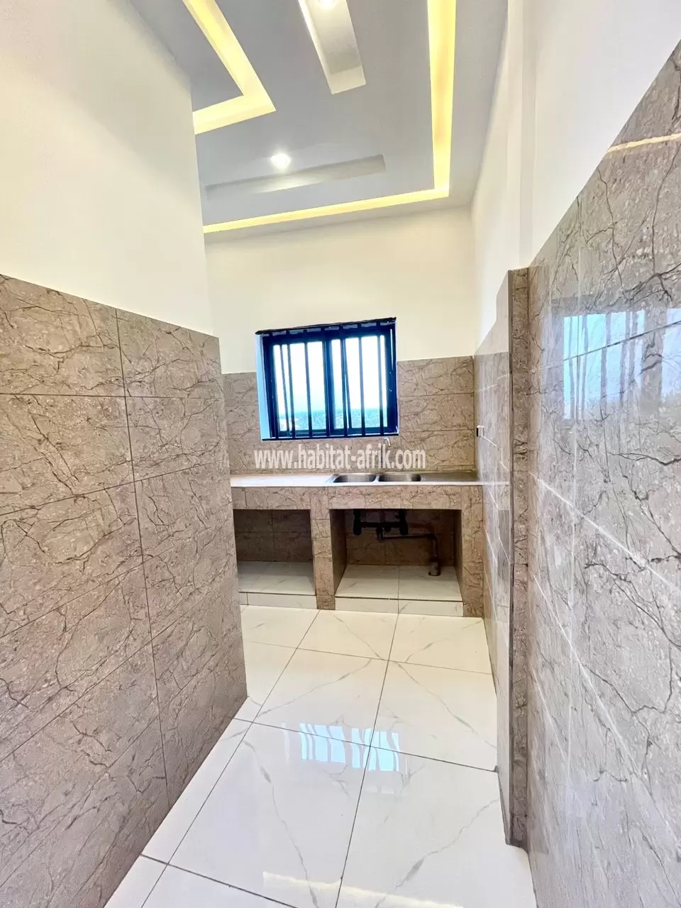 Je mets en location un appartement de 2 chambres salon derrière la foire togo2000 lome togo