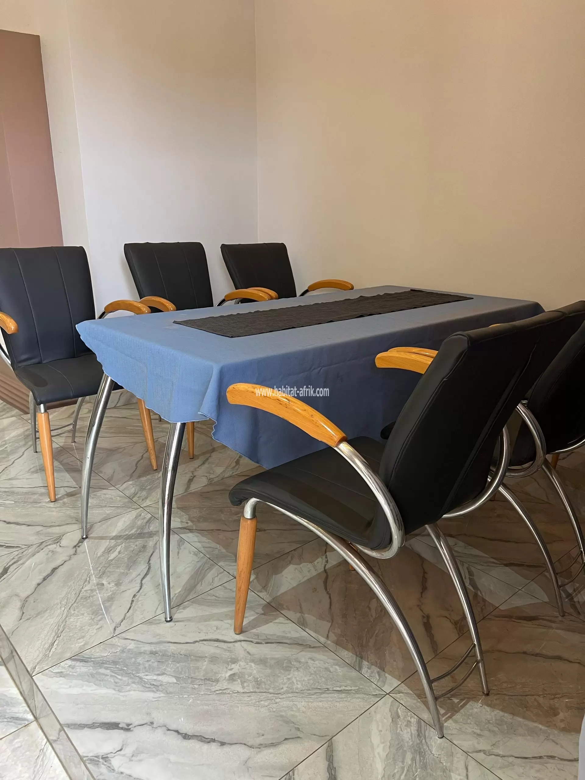Je mets en location un appartement meublé de trois (03) chambres salon équipé avec piscine situé à agoe mariam lome togo
