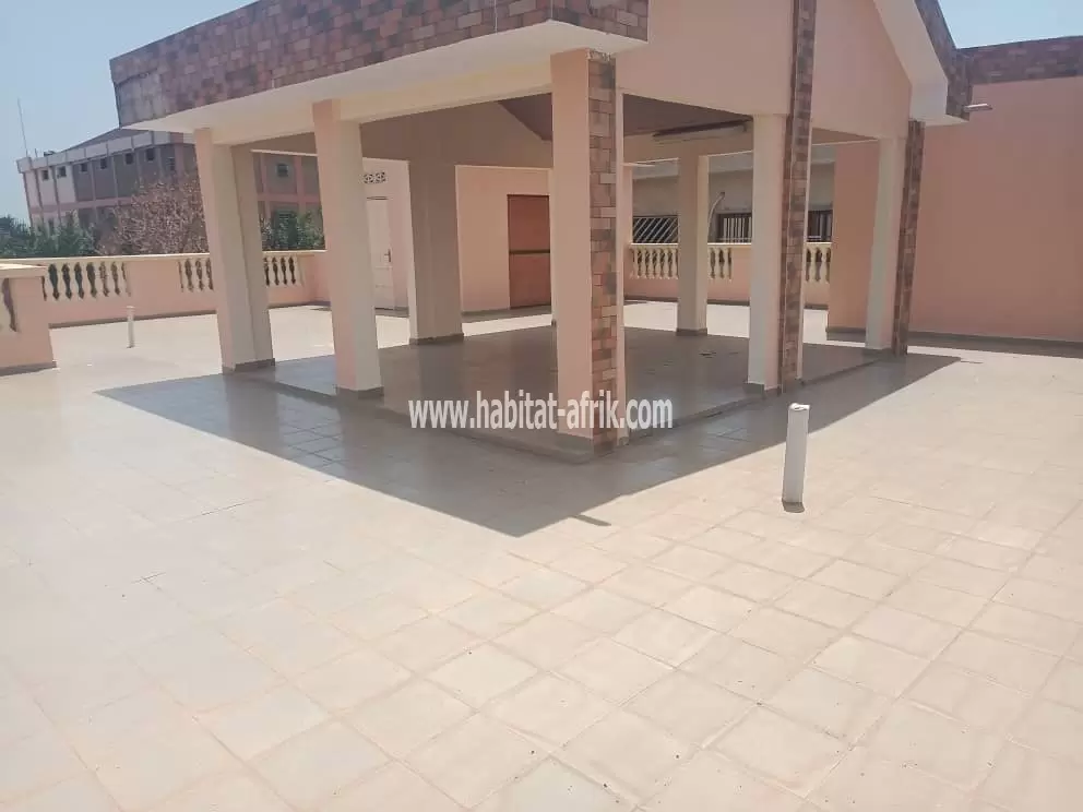 Je mets en location une villa duplex de 5 chambre salon autonome a Agoé lycée lome togo