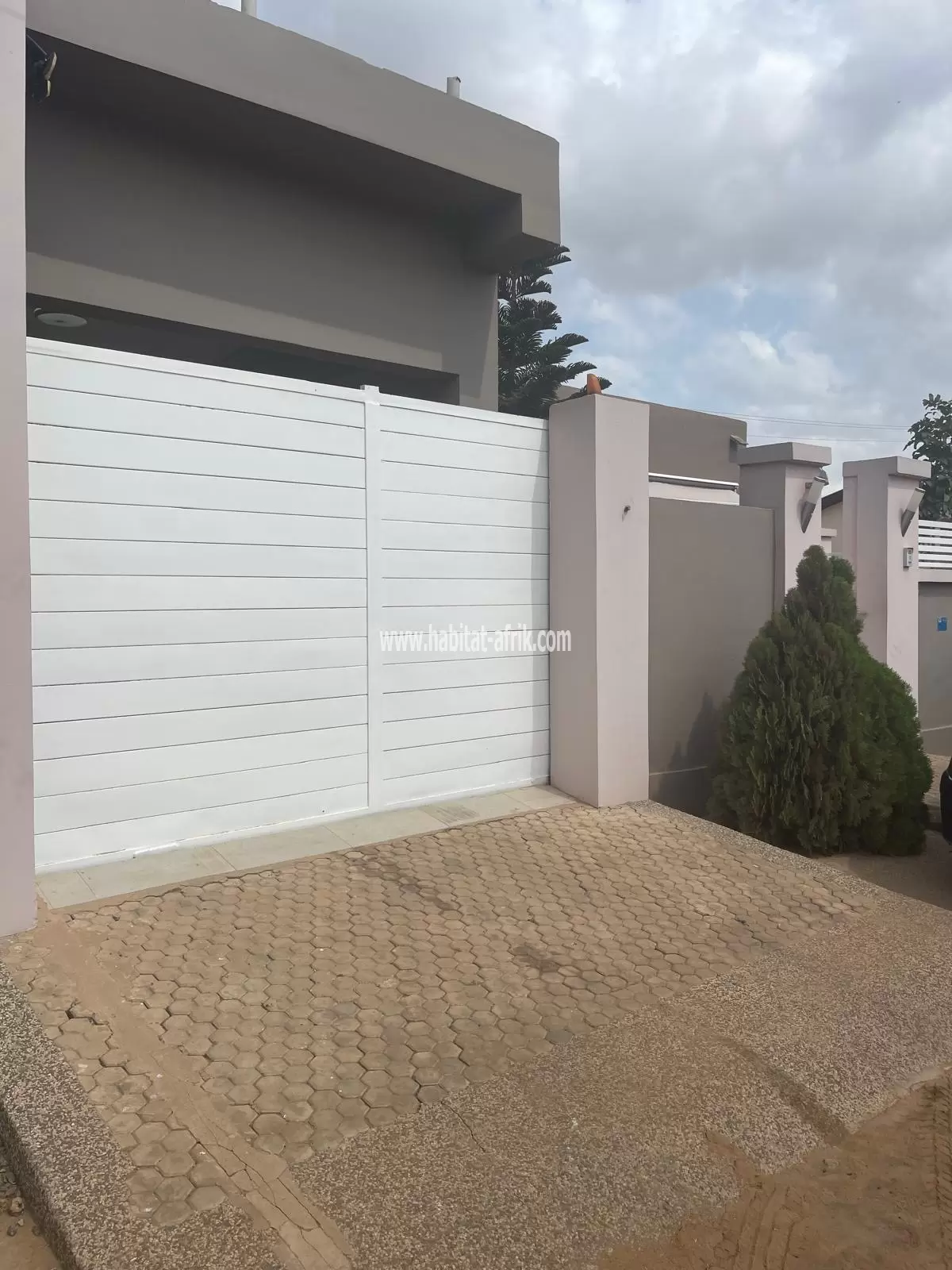 Je mets en vente une villa construite sur demi lot angle de rue dans la cité mokpokpo 2 chambres salon lome togo