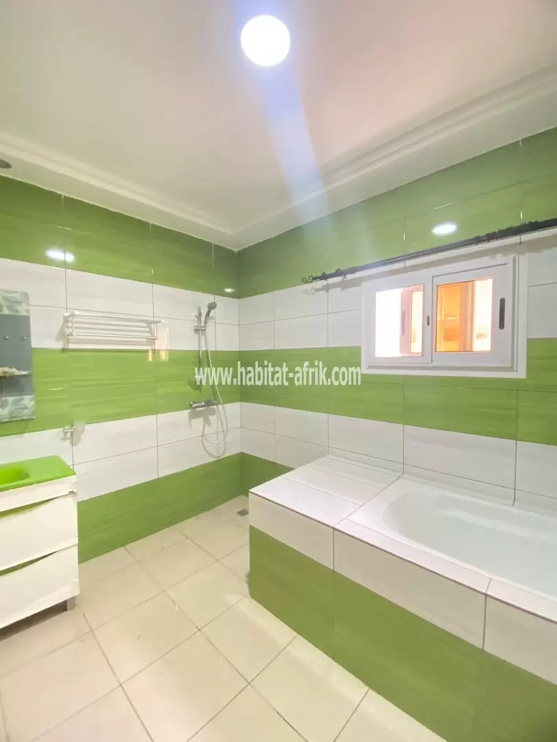 Je mets en location une grande villa avec jardin piscine 04 chambres plus 03 dépendance à GTA lome togo
