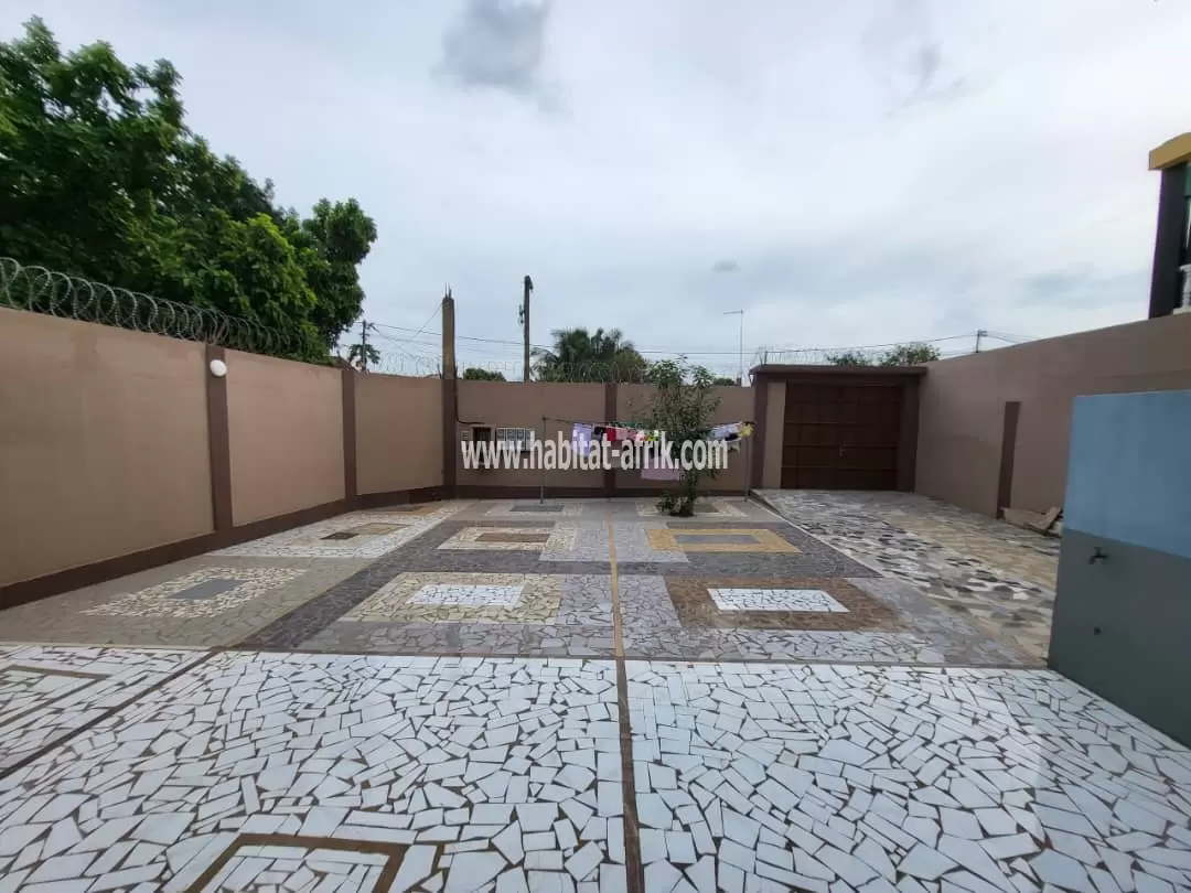 Je mets en location un appartement de 2 chambres salon sur étage R+1 situé à adidogome Sagbado pharmacie actuelle lome togo