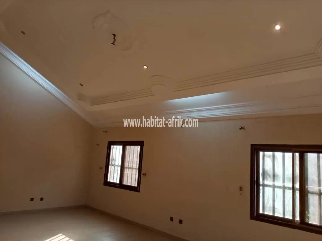 Je mets en location une villa de 04 chambres salon dwc cuisine a adidogome wognome zion to lome togo