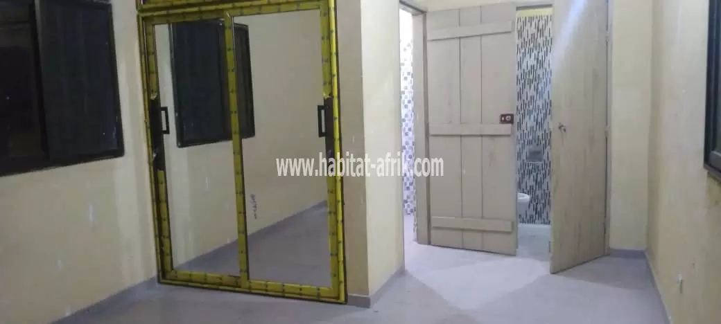 Je mets en location un appartement d’une studio Pièce wc douche et cuisine seul a l’étage situé à kegue reveil d’or lome togo